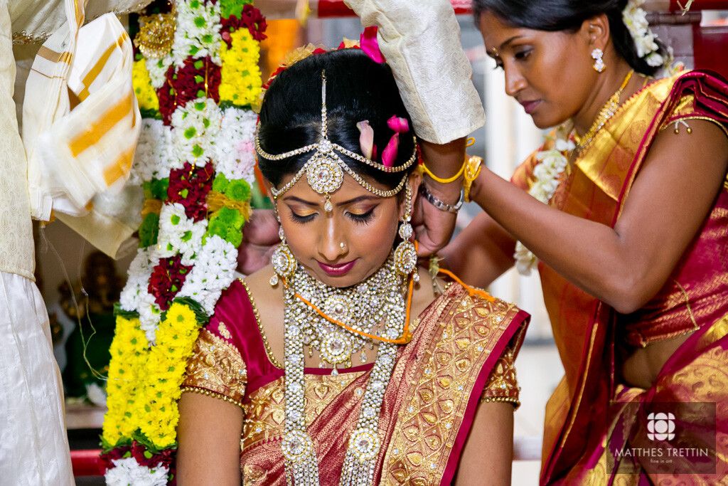 Tamilische Braut erhält Goldschmuck