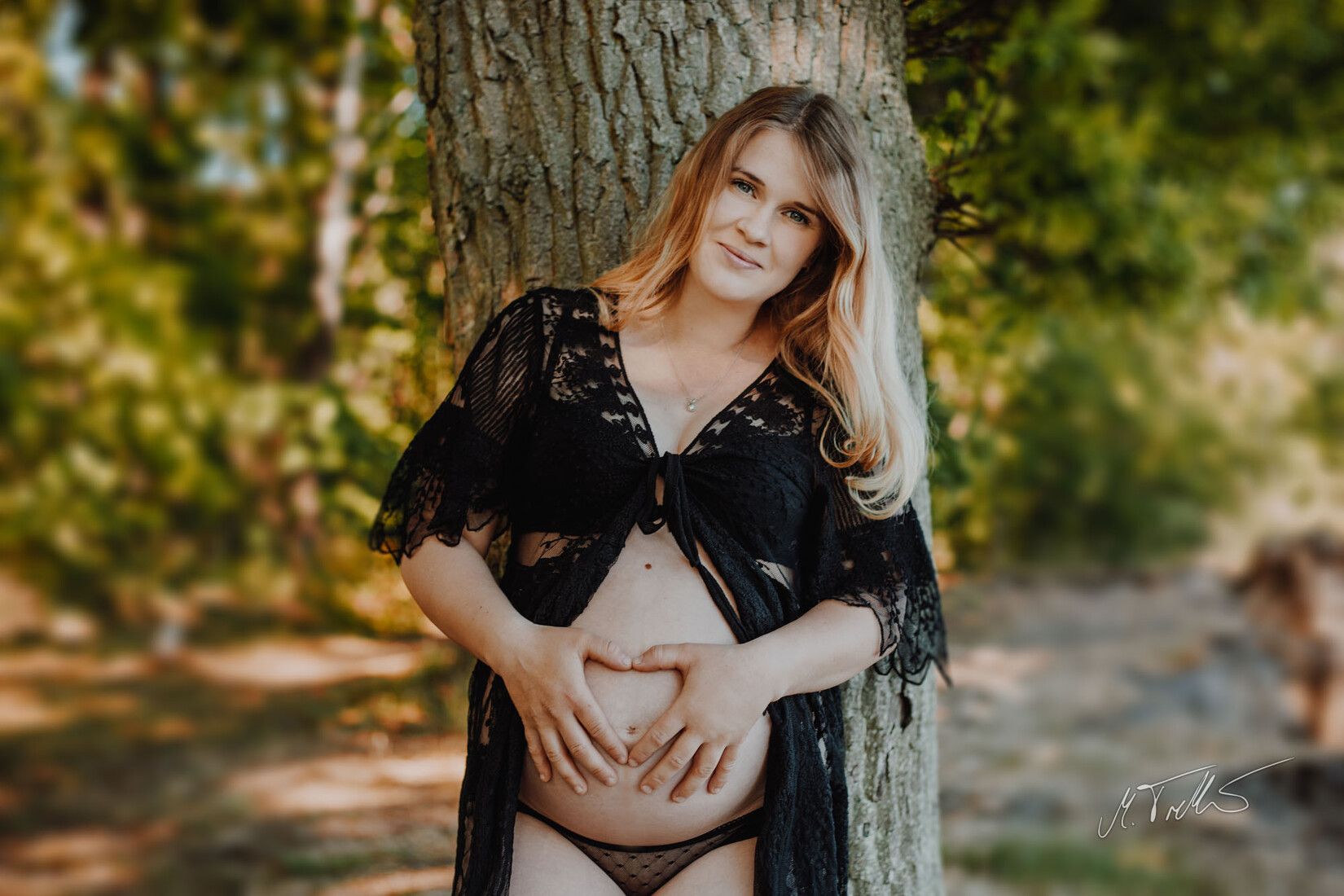 Schwangerschaftsfoto am Baum