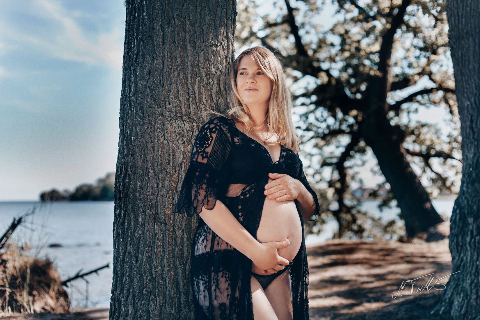 Schwangerschaftsfoto am Baum auf Rügen
